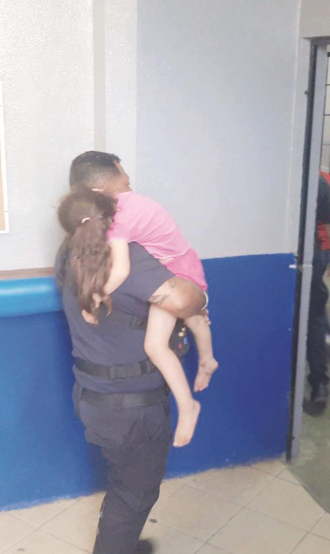 Vagaba niña de 3 años en la calle