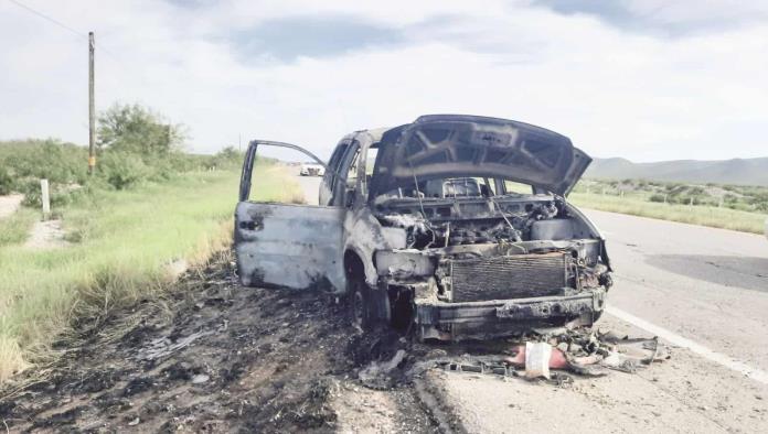 Arde camioneta en carretera 57