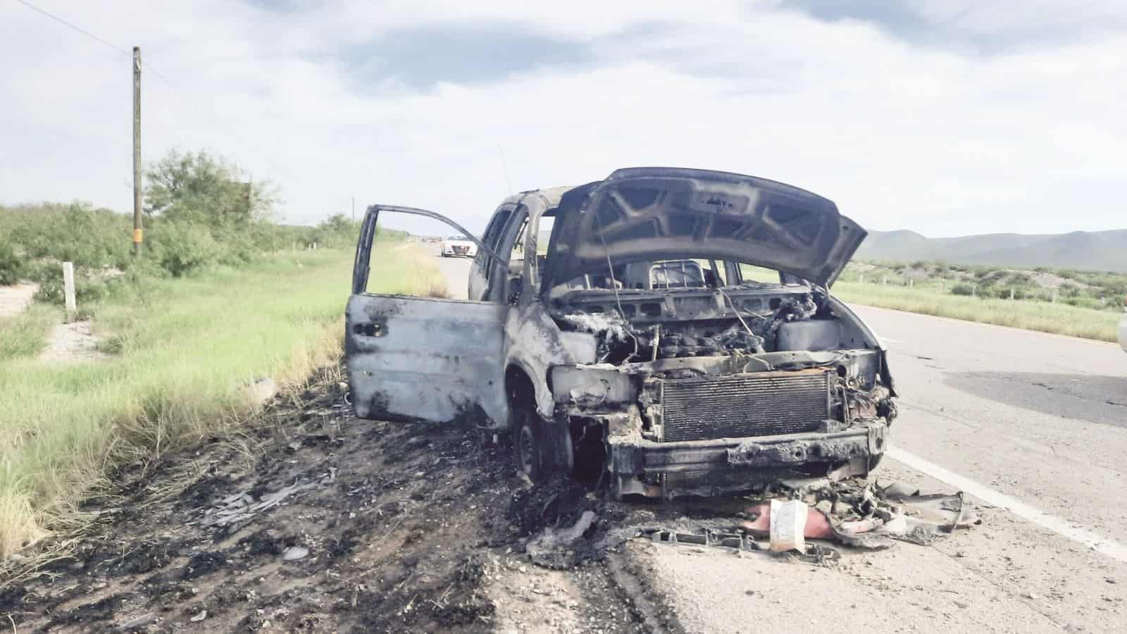 Arde camioneta en carretera 57
