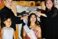 Coronan a Adela I como reina de la Villa de Cloete