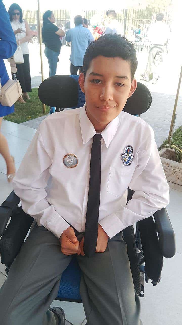 Brandon se gradúa de la escuela secundaria Ildefonso Fuentes.