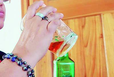Alarma aumento de mujeres alcohólicas sobrepasa al de hombres