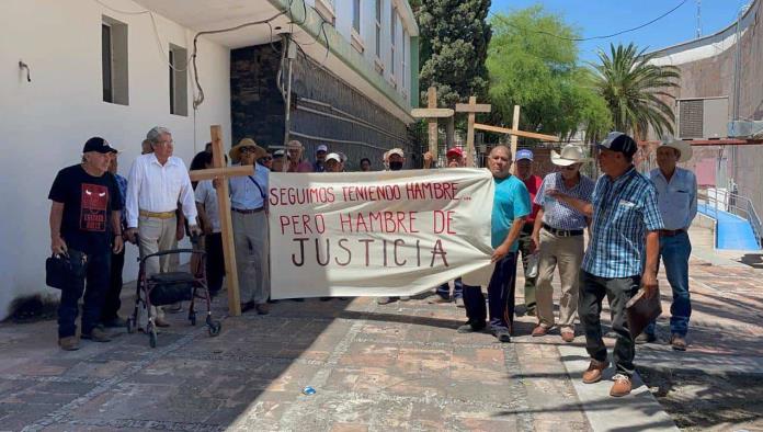 Protestan pensionados del IMSS en Monclova exigiendo pensión digna
