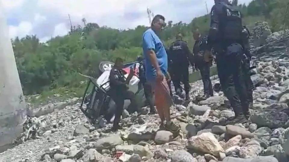 Policías caen al fondo del Río Pesquería, en Nuevo León; reportan 2 muertos