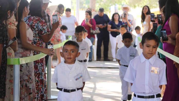 Apadrinan funcionarios a niños de preescolar