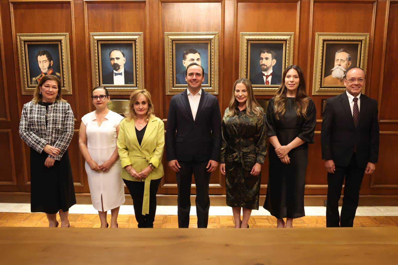 Entrega Manolo nombramientos