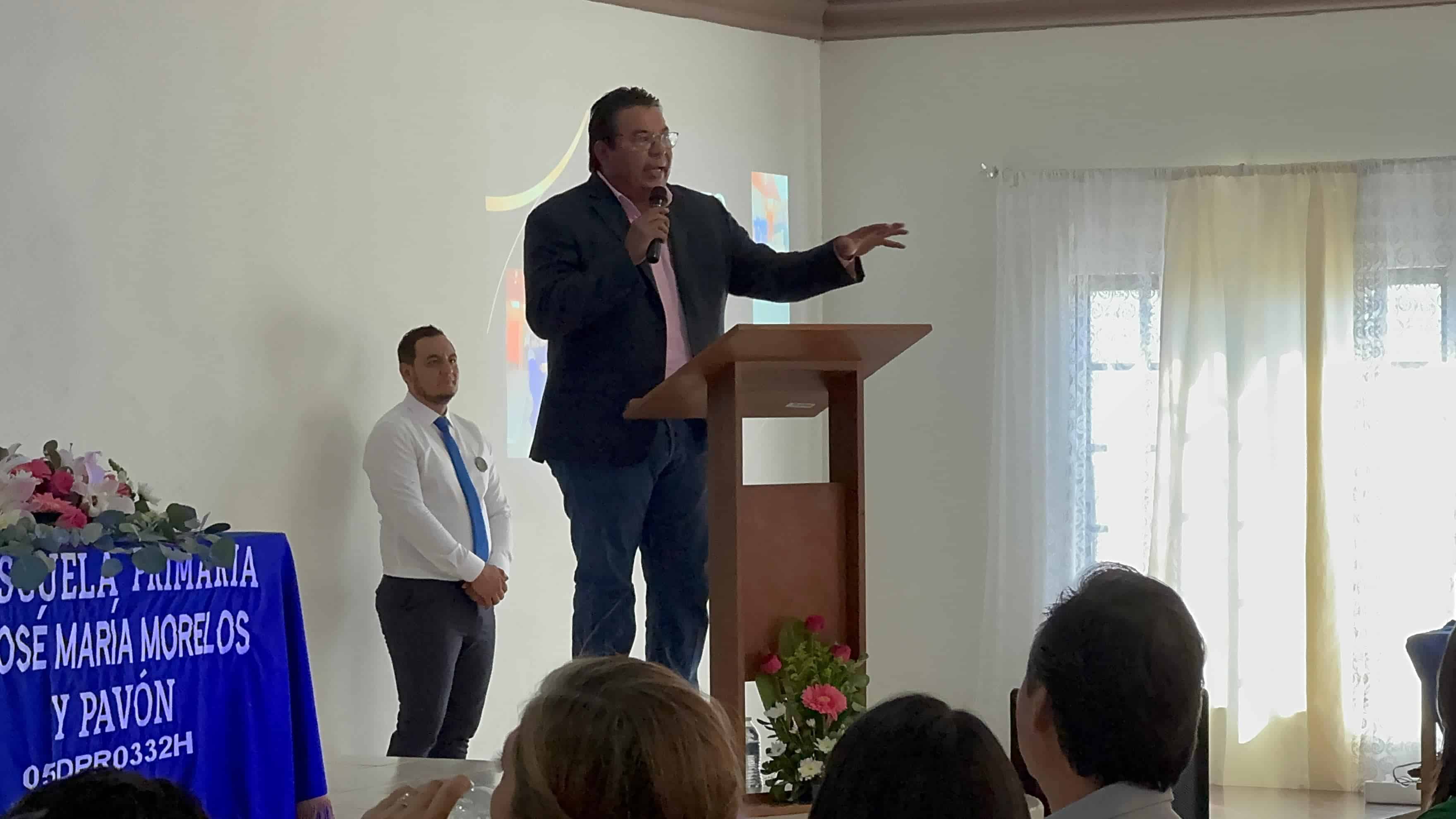Más de mil 600 alumnos de educación básica eligieron al alcalde Roberto Piña Amaya como su padrino de generación.