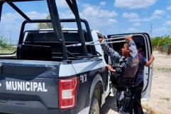 Policías de Nava auxilian a hombre en muletas en espera de Transporte