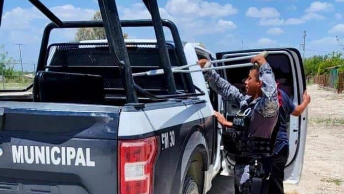 Policías de Nava auxilian a hombre en muletas en espera de Transporte