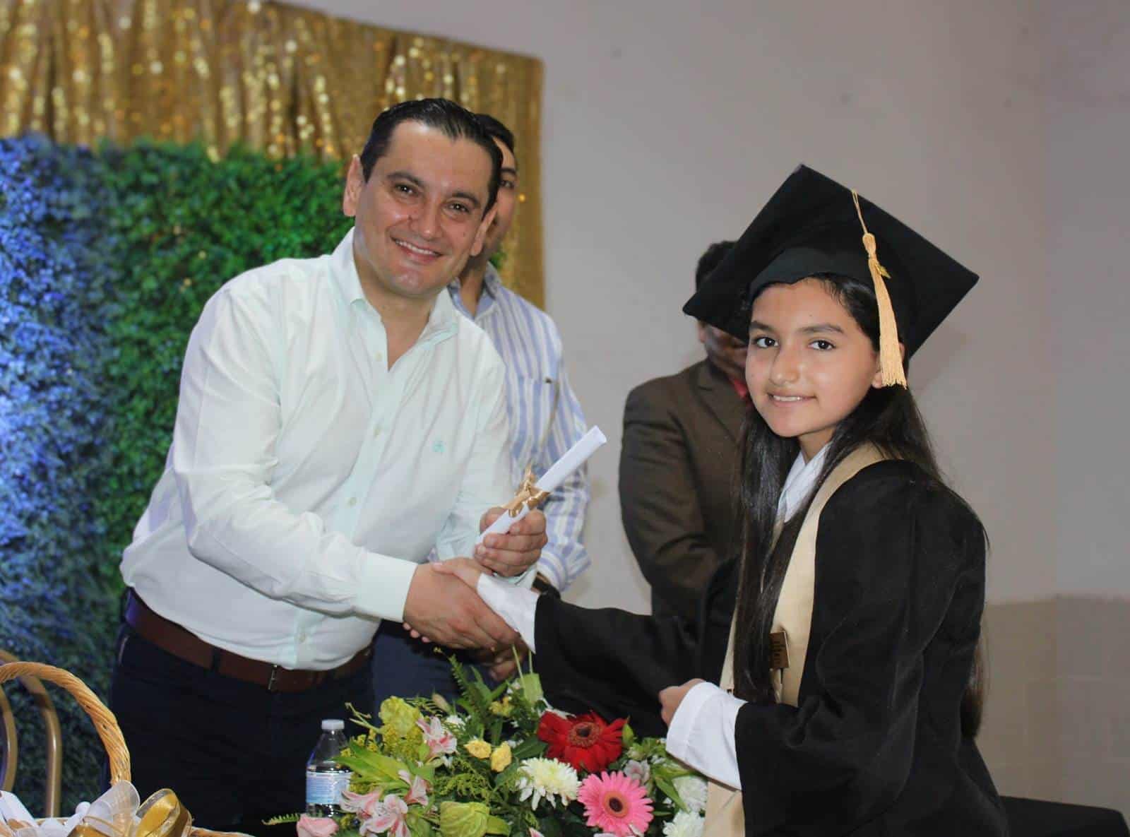 Alcalde Pepe Díaz Gutiérrez apadrina graduación en escuela Ford 162