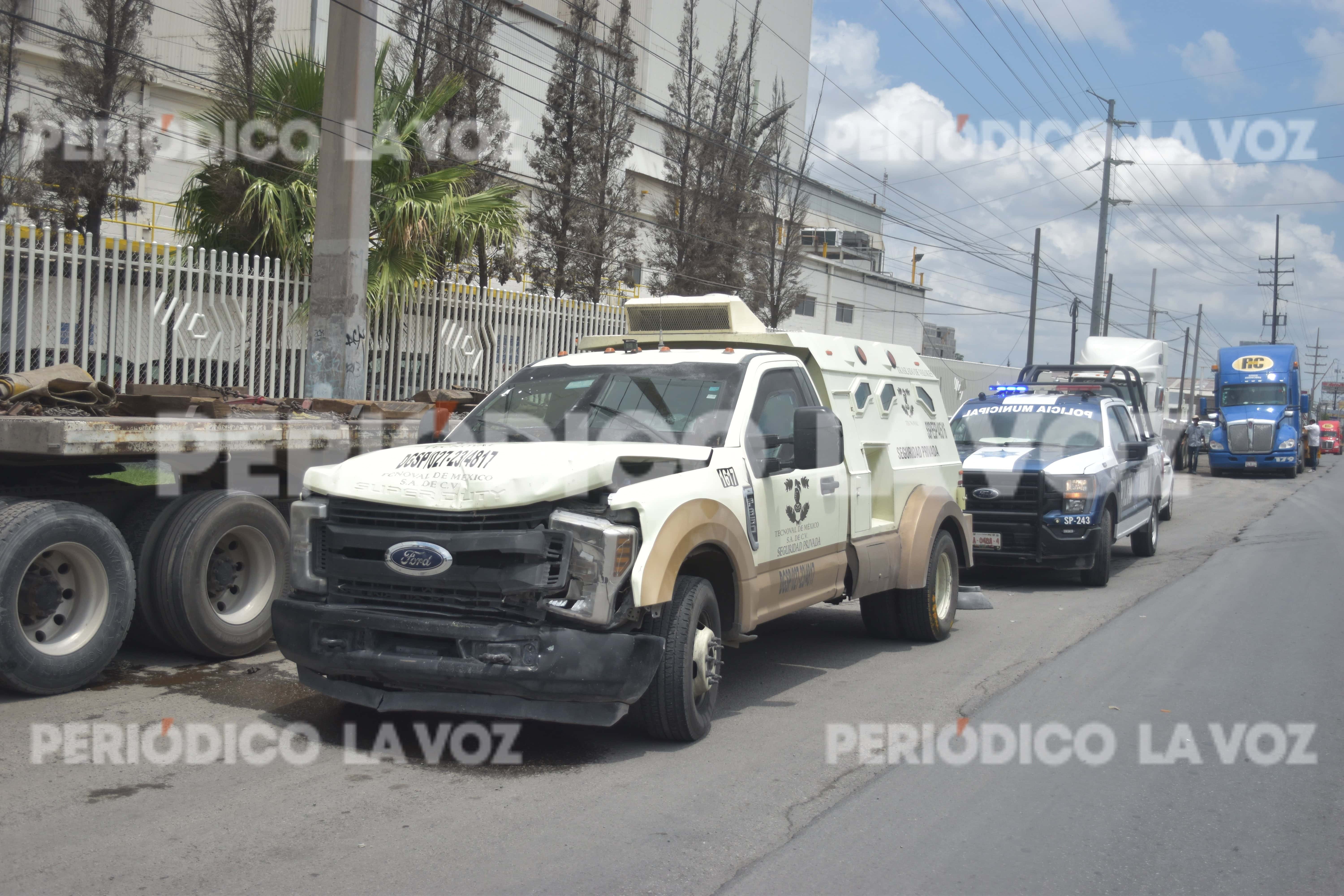 Le da besito a Ranger con camión de valores