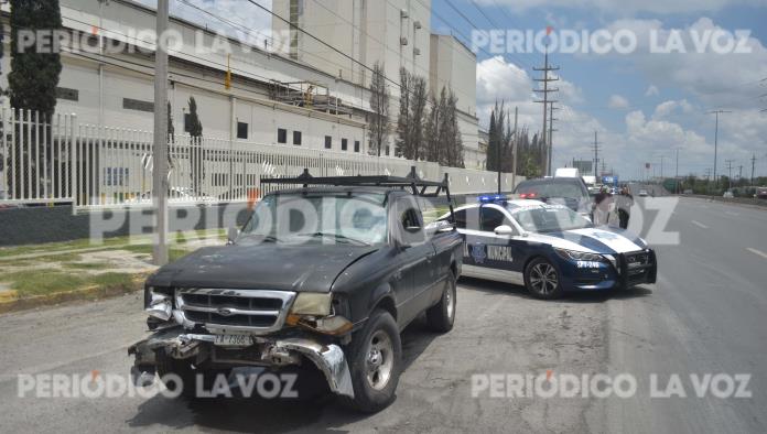 Le destroza defensa a camioneta en choque