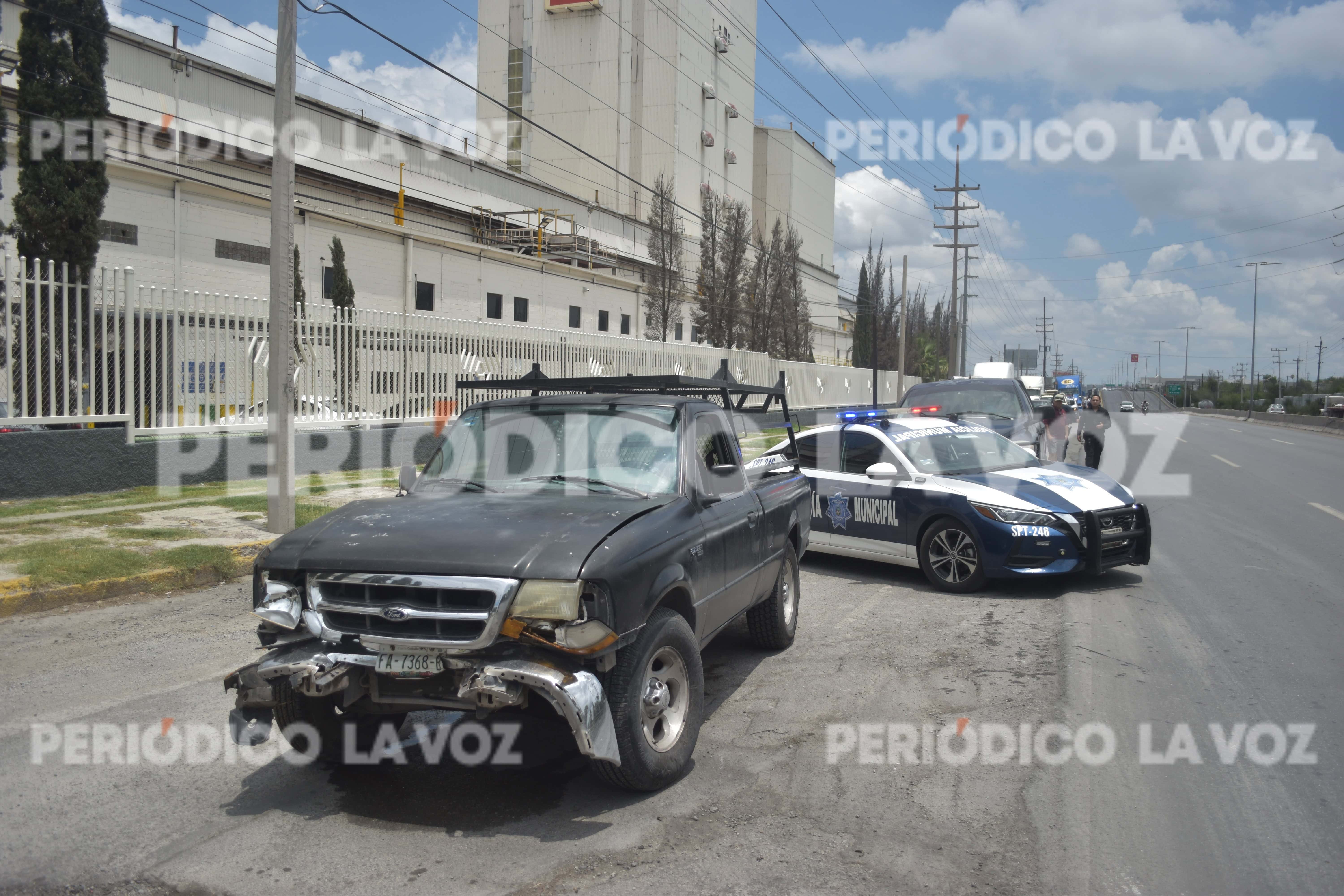 Le destroza defensa a camioneta en choque