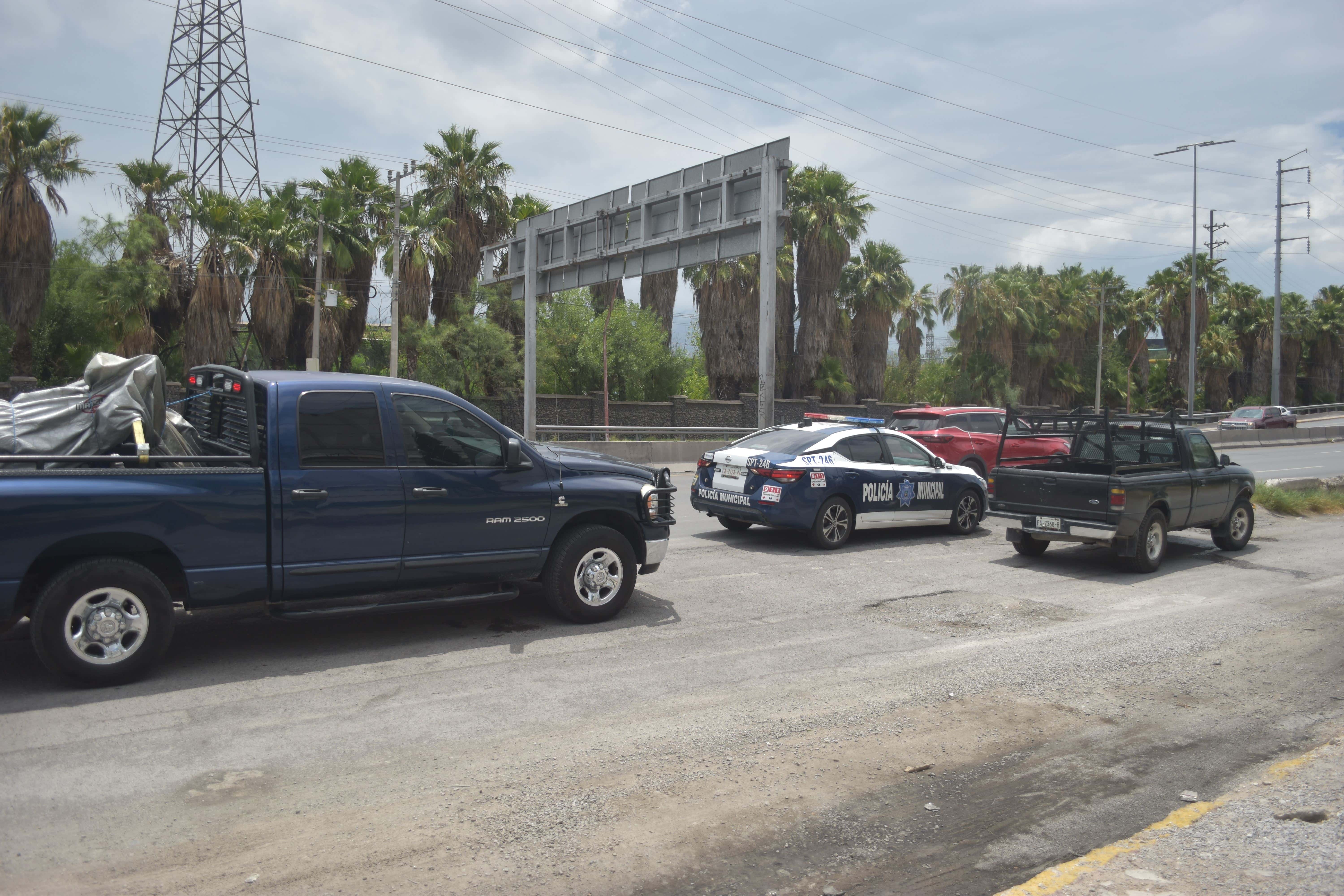 Le destroza defensa a camioneta en choque