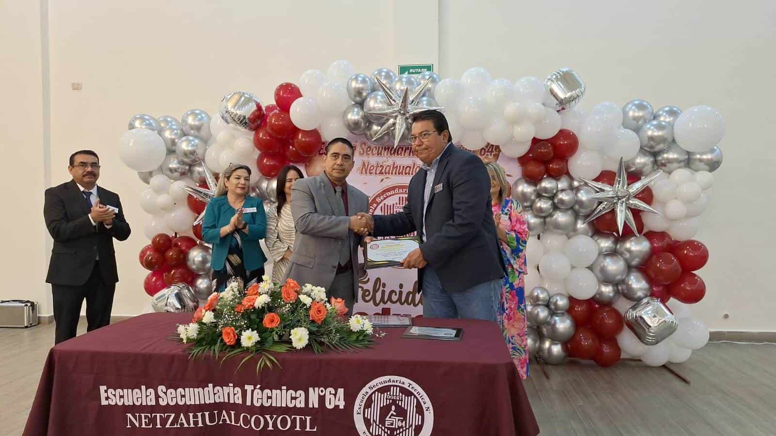 El alcalde Roberto Piña Amaya, recibió un reconocimiento por su gran compromiso con la educación.
