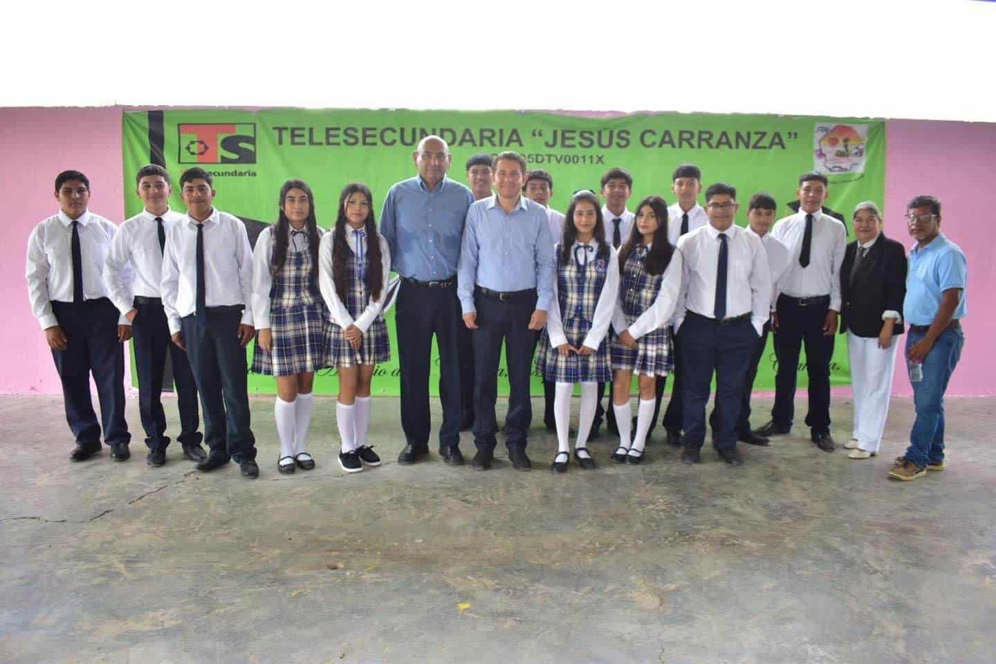 Presente Hugo en graduación de  Telesecundaria