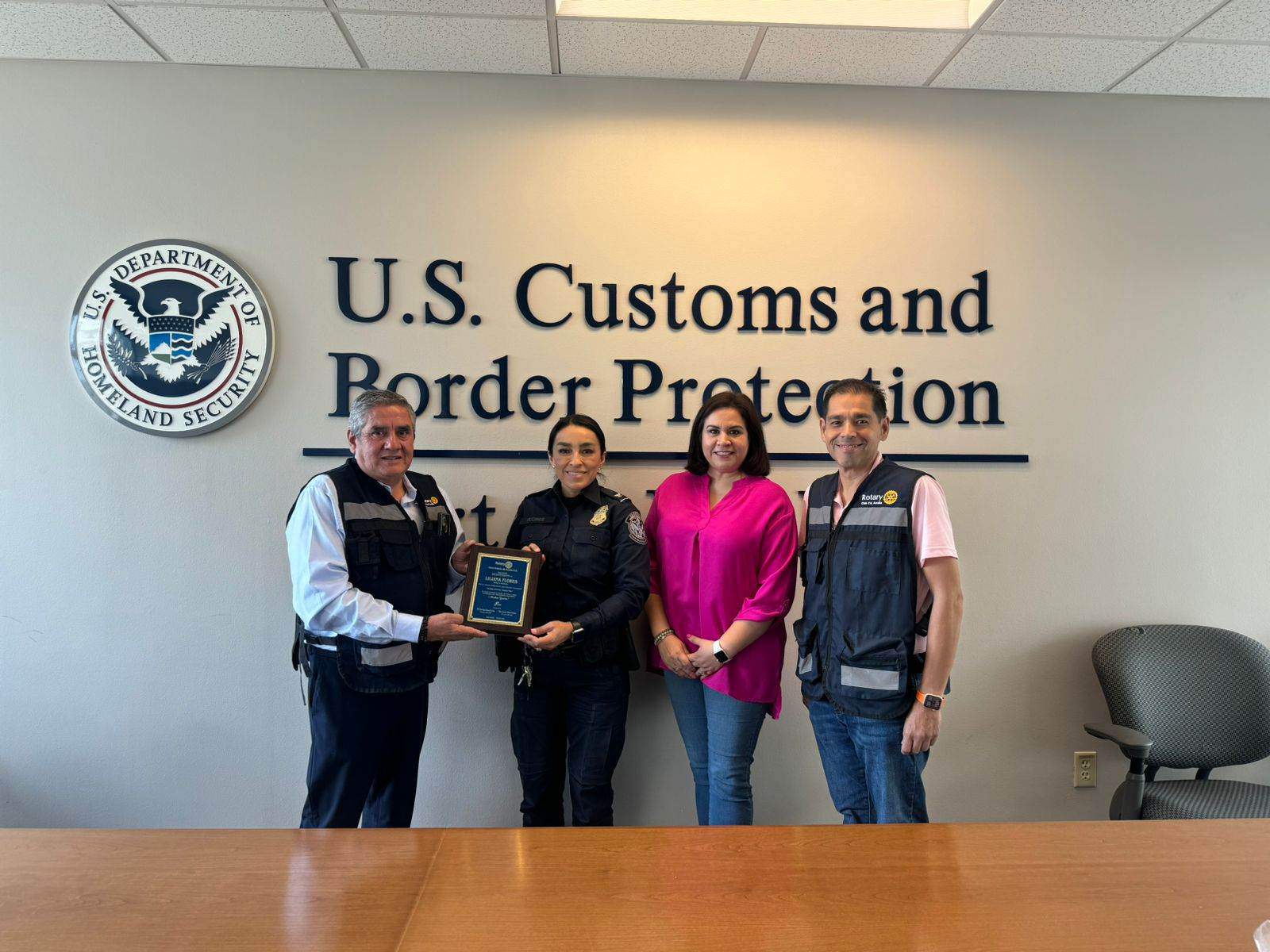 Entregan reconocimiento a directora por apoyo migratorio.