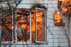 Acusan a hombre de asesinato tras quemar su casa con su familia dentro