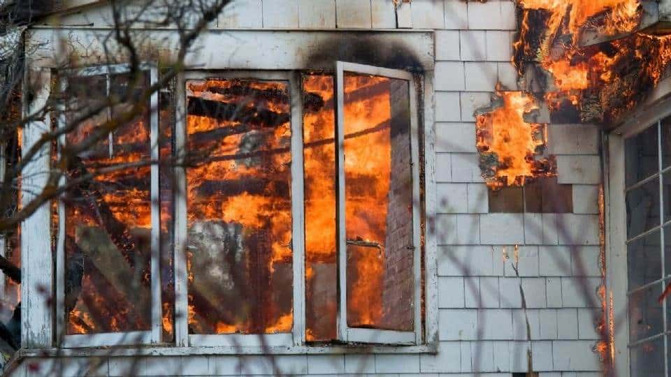 Acusan a hombre de asesinato tras quemar su casa con su familia dentro