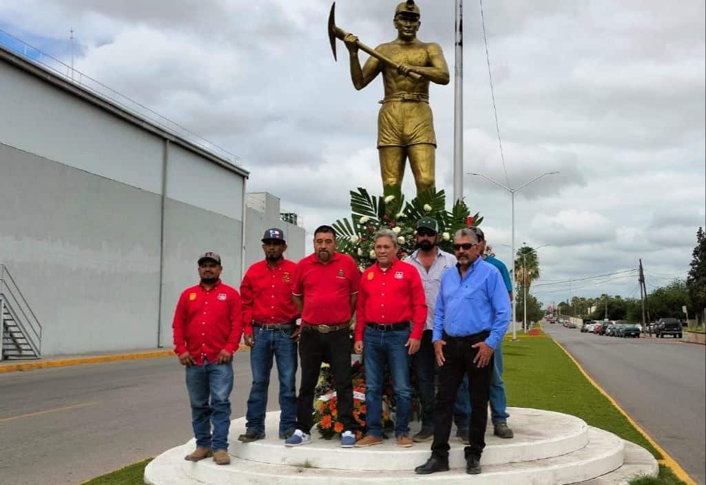 Realizan guardias de honor en monumento al minero en la ciudad de Nueva Rosita