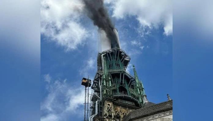 Controlan incendio en la catedral de Ruan en Francia