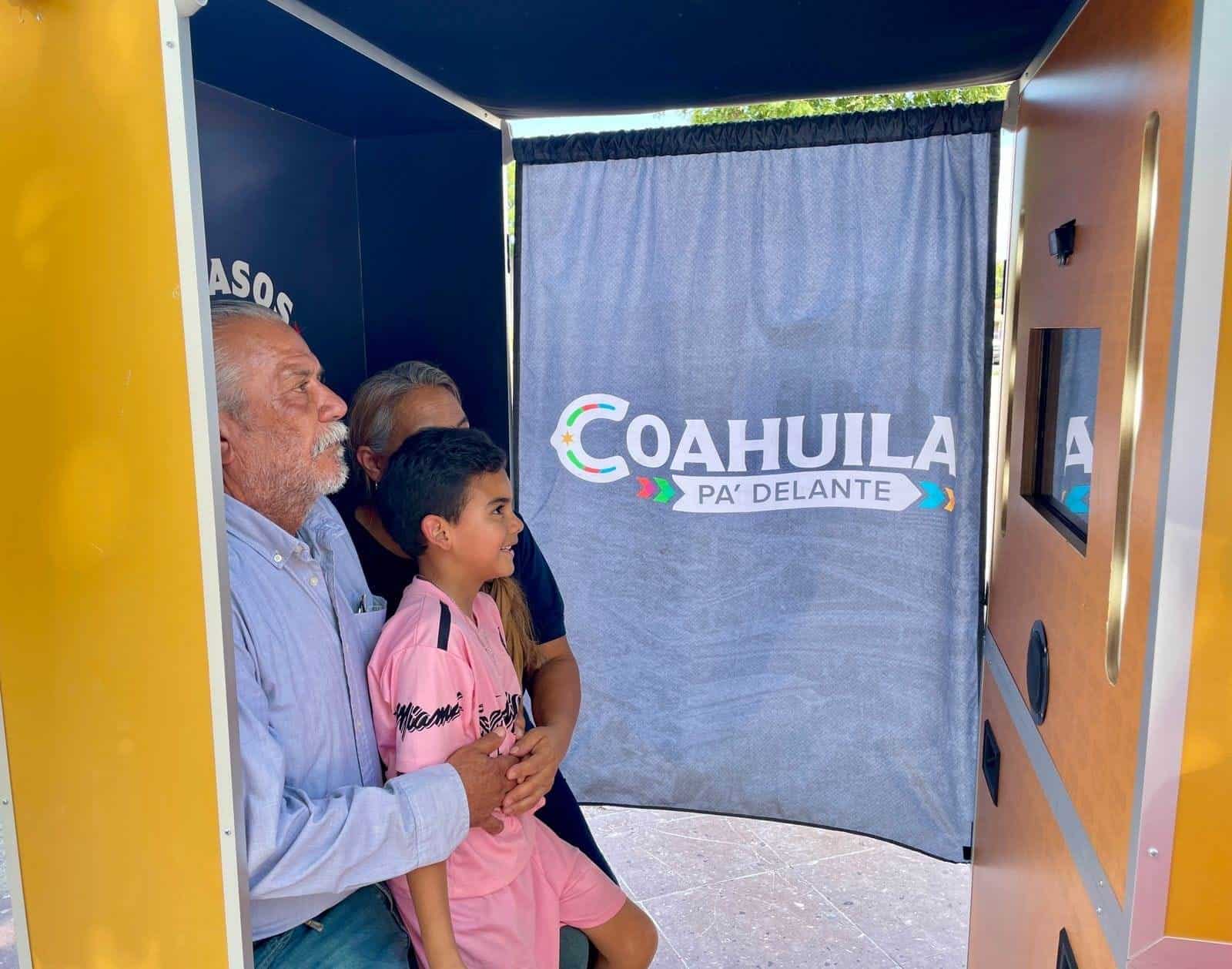 Celebran bicentenario de Coahuila y Texas con cabina fotográfica y cápsula del tiempo