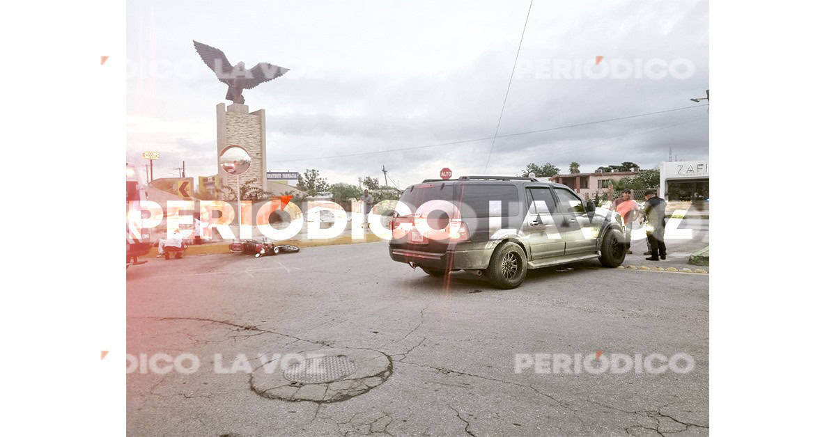 El motociclista resultó lesionado al estrellarse contra la camioneta con la que Jonathan se le atravesó al paso.