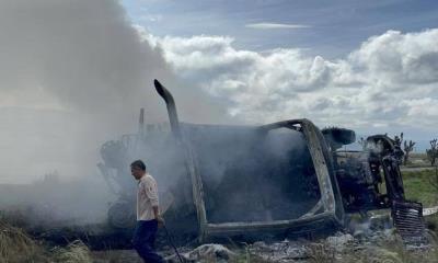Tráiler arde en llamas tras quedar ´llantas al cielo´ en carretera Matehuala-Saltillo