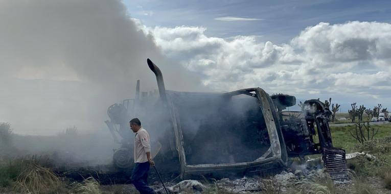 Tráiler arde en llamas tras quedar ´llantas al cielo´ en carretera Matehuala-Saltillo