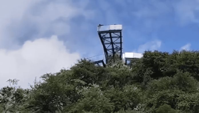 Niño cae desde 50 metros de altura desde mirador en Puebla
