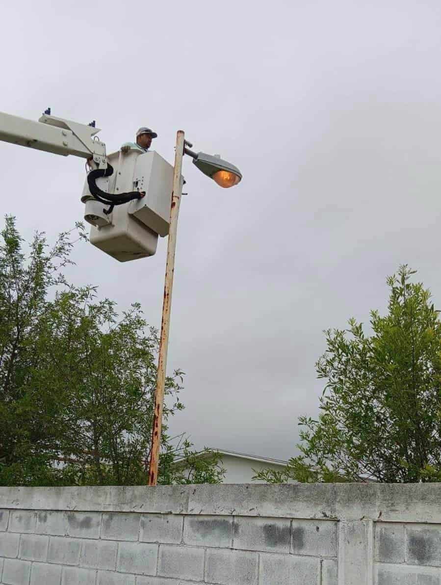 Refuerzan seguridad en CAM 40 con una nueva luminaria en Nava