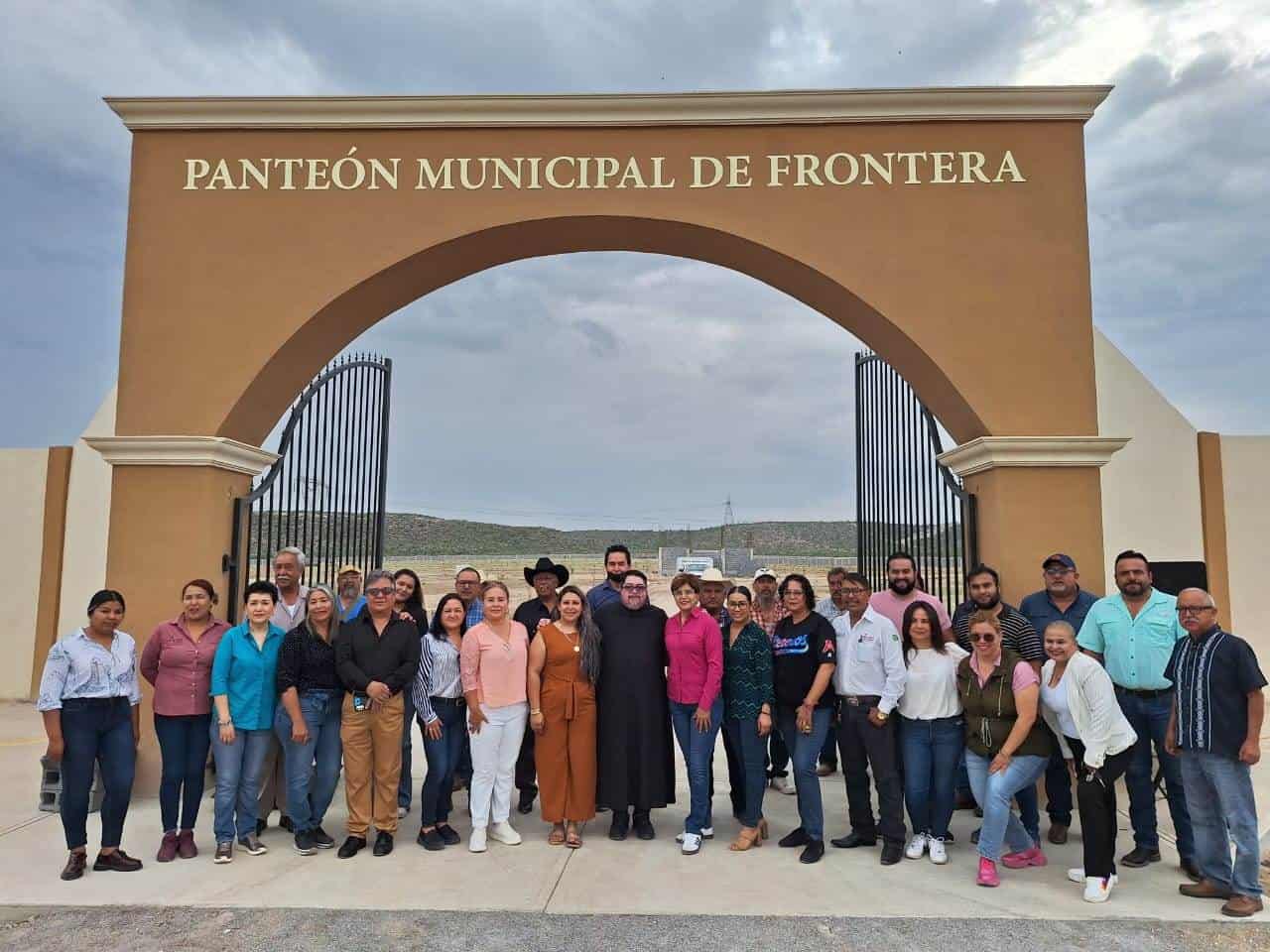 Realiza bendición en el panteón.