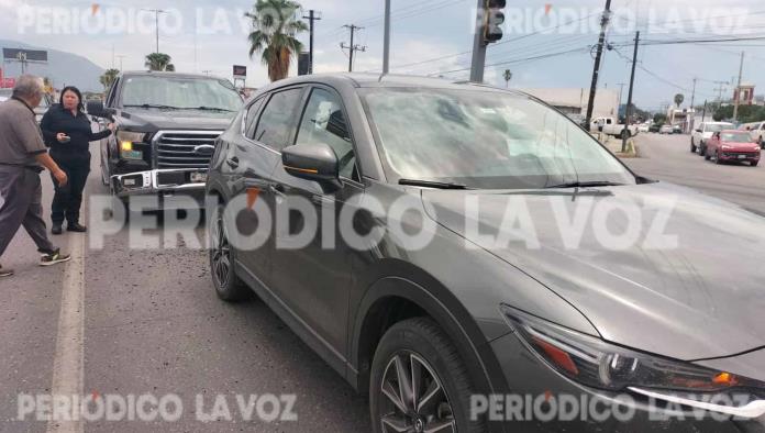 Le da ‘besito’ a Mazda por no frenar a tiempo