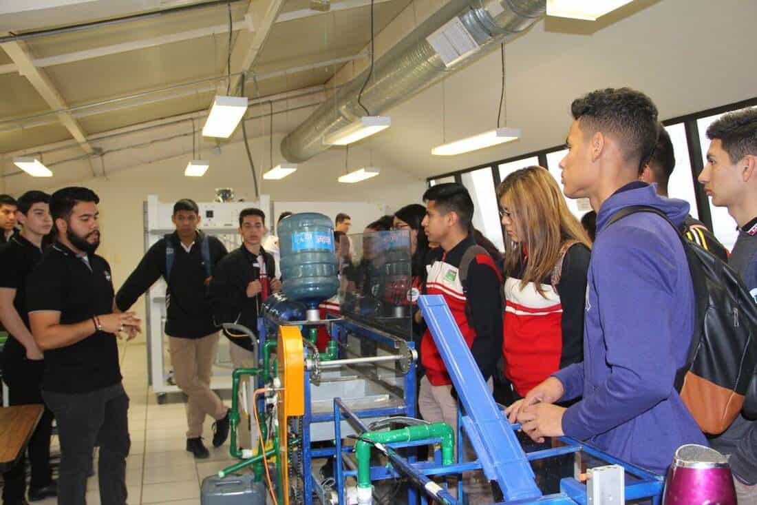 Al graduarse de técnicos los alumnos pueden empezar a laborar para el sector productivo.
