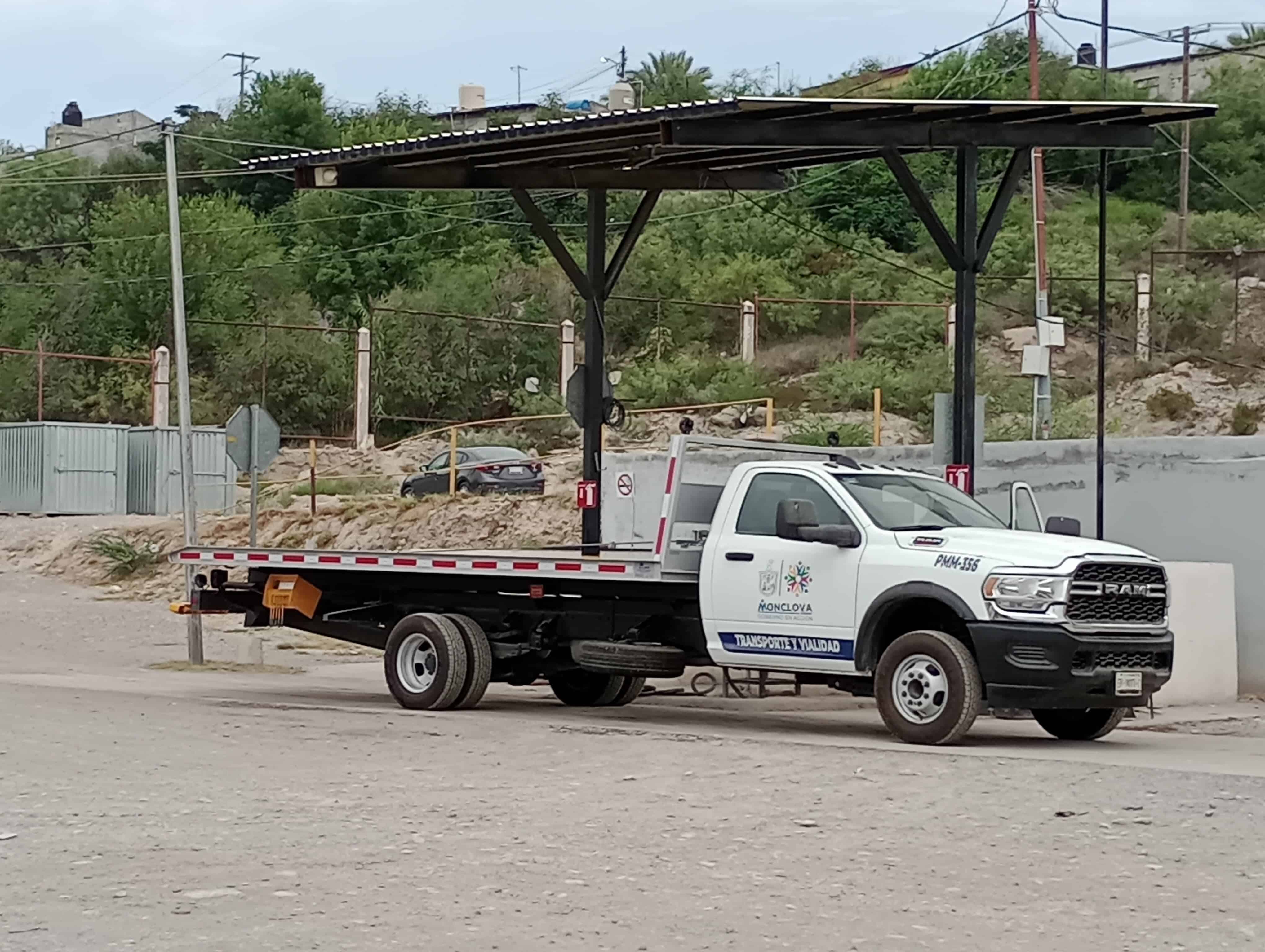 Empleados de Transporte y Vialidad manejan las grúas municipales en el arrastre de vehículos.