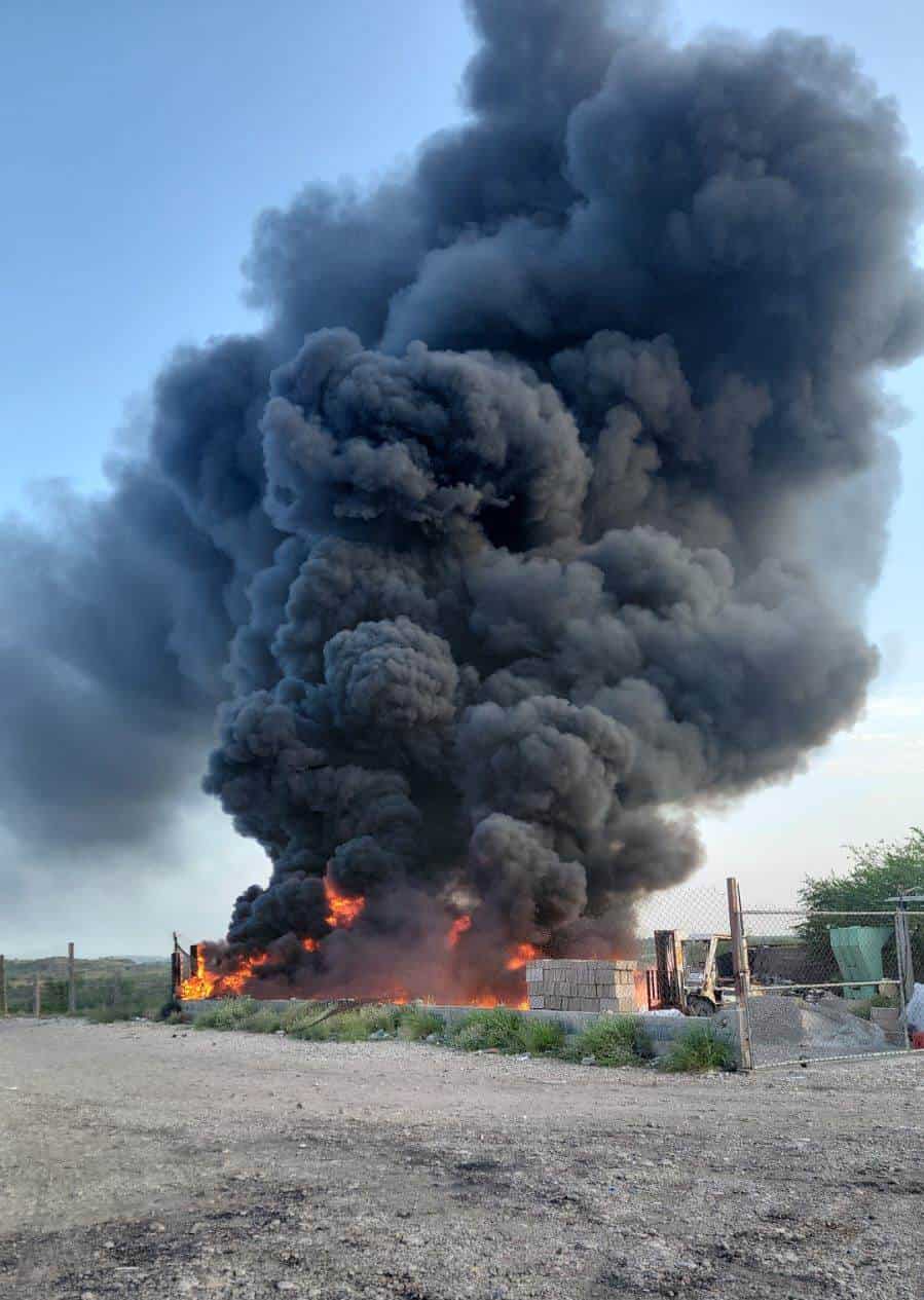 Fuerte Incendio en Recicladora en la Villa de Agujita