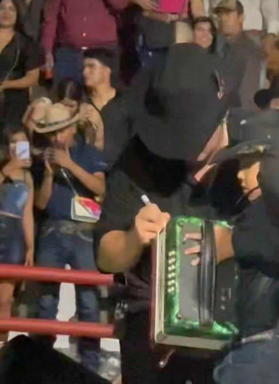 Firma Alfredo Olivas acordeón a niño