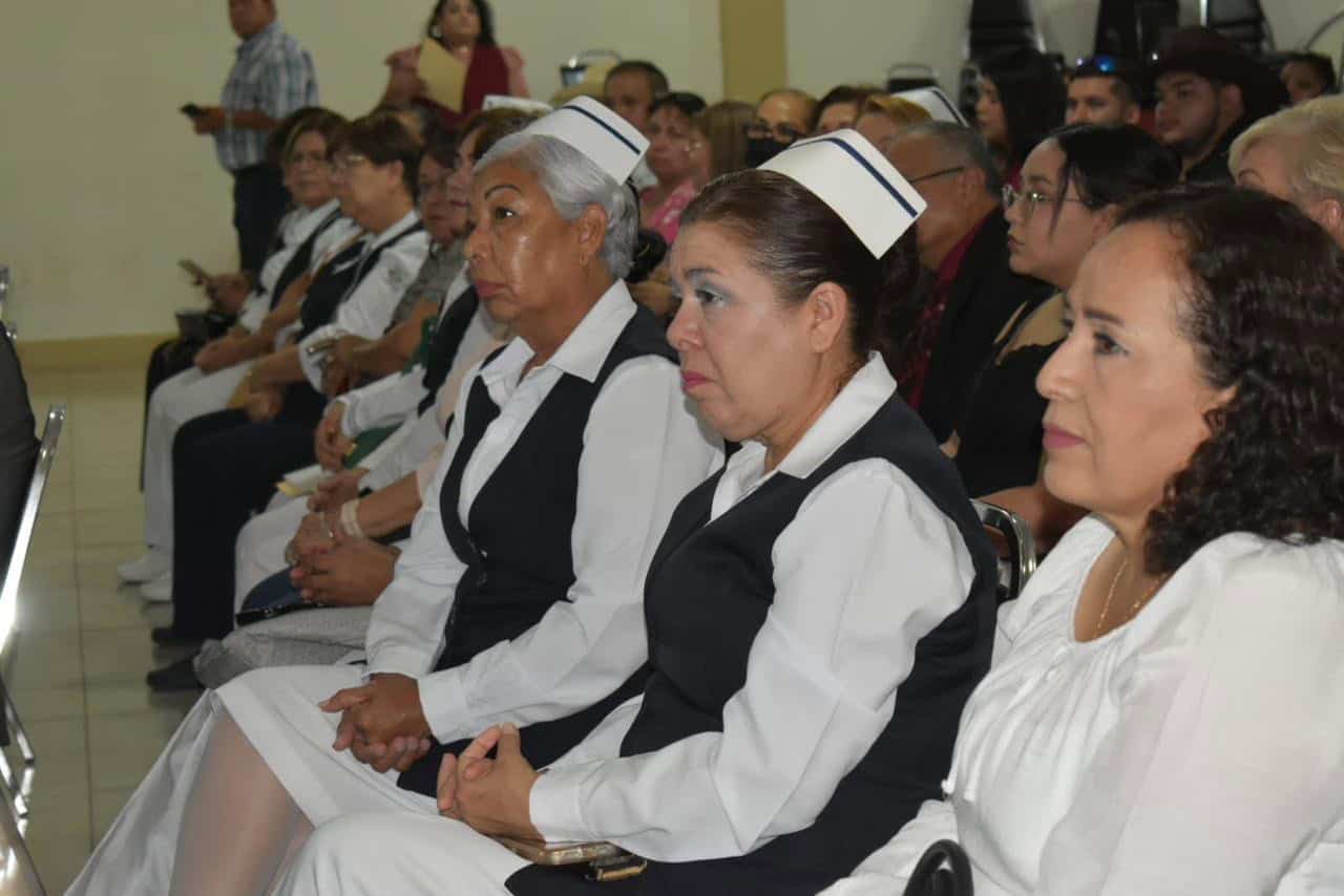 Entregan preseas a personal del Sector Salud por trayectoria laboral