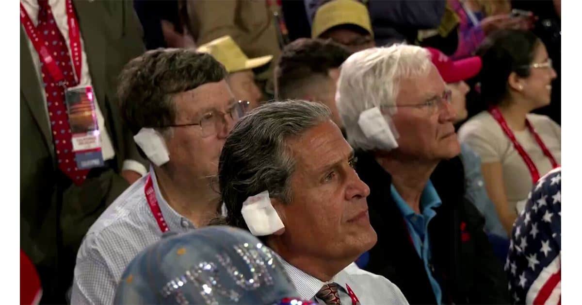 Simpatizantes de Trump utilizan vendas en las orejas como señal de amor