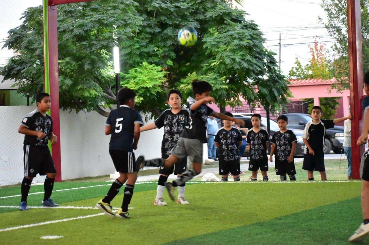 Entrega Hugo cancha de pasto sintético