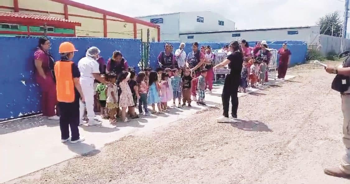 En total 60 pequeños fueron evacuados de la guardería.