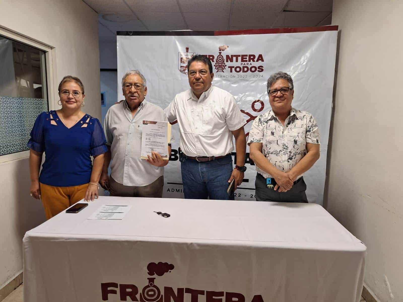 Entregan títulos de propiedad en el nuevo panteón Ejido Villa Frontera.