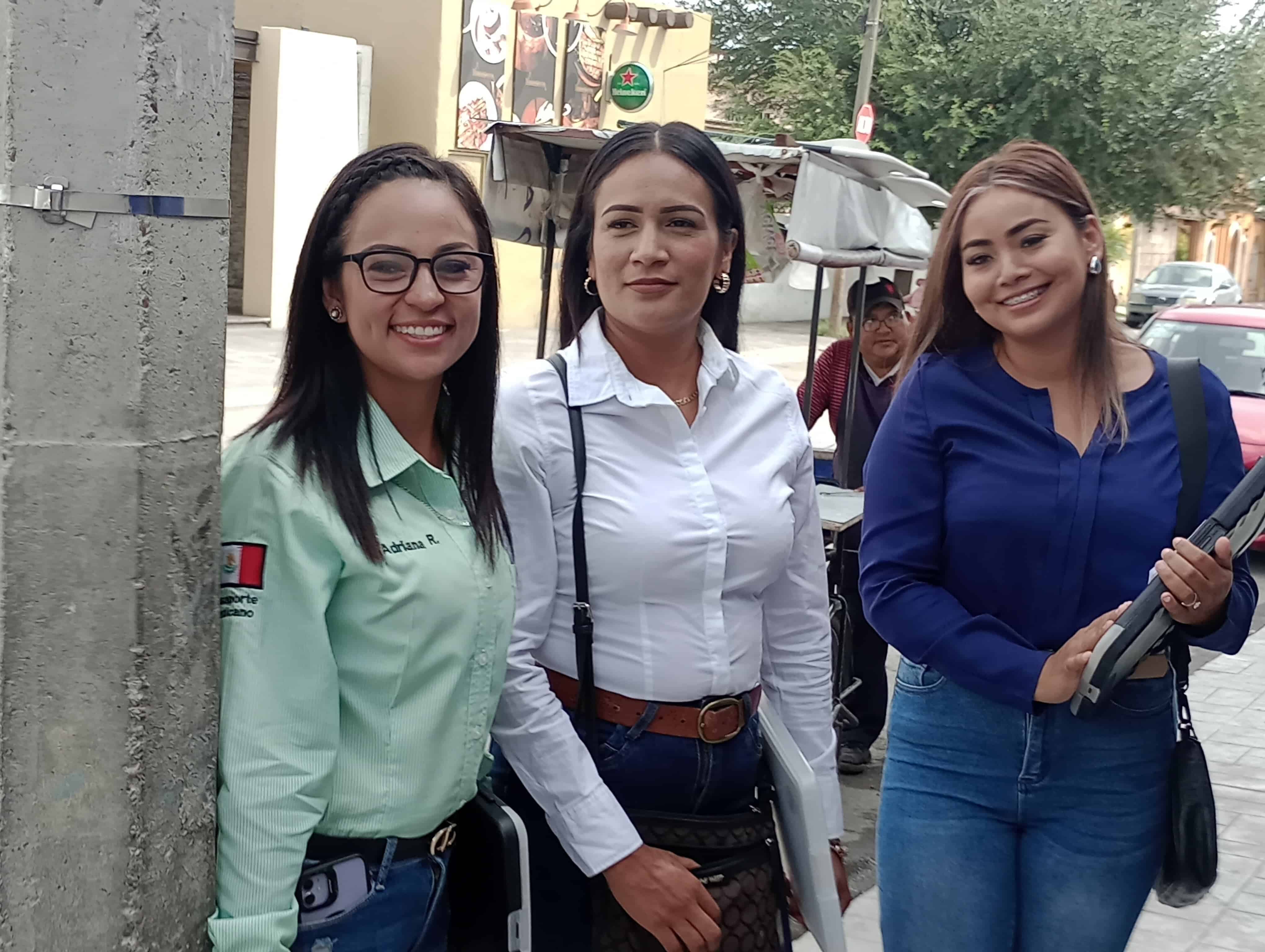 Las chicas que se organizan para ofrecer sus servicios a personas que buscan su visa, esperan que se haga justicia.