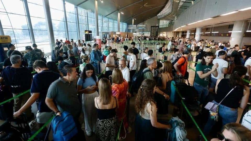 Falla global de Microsoft desata caos en aeropuertos, bancos y empresas