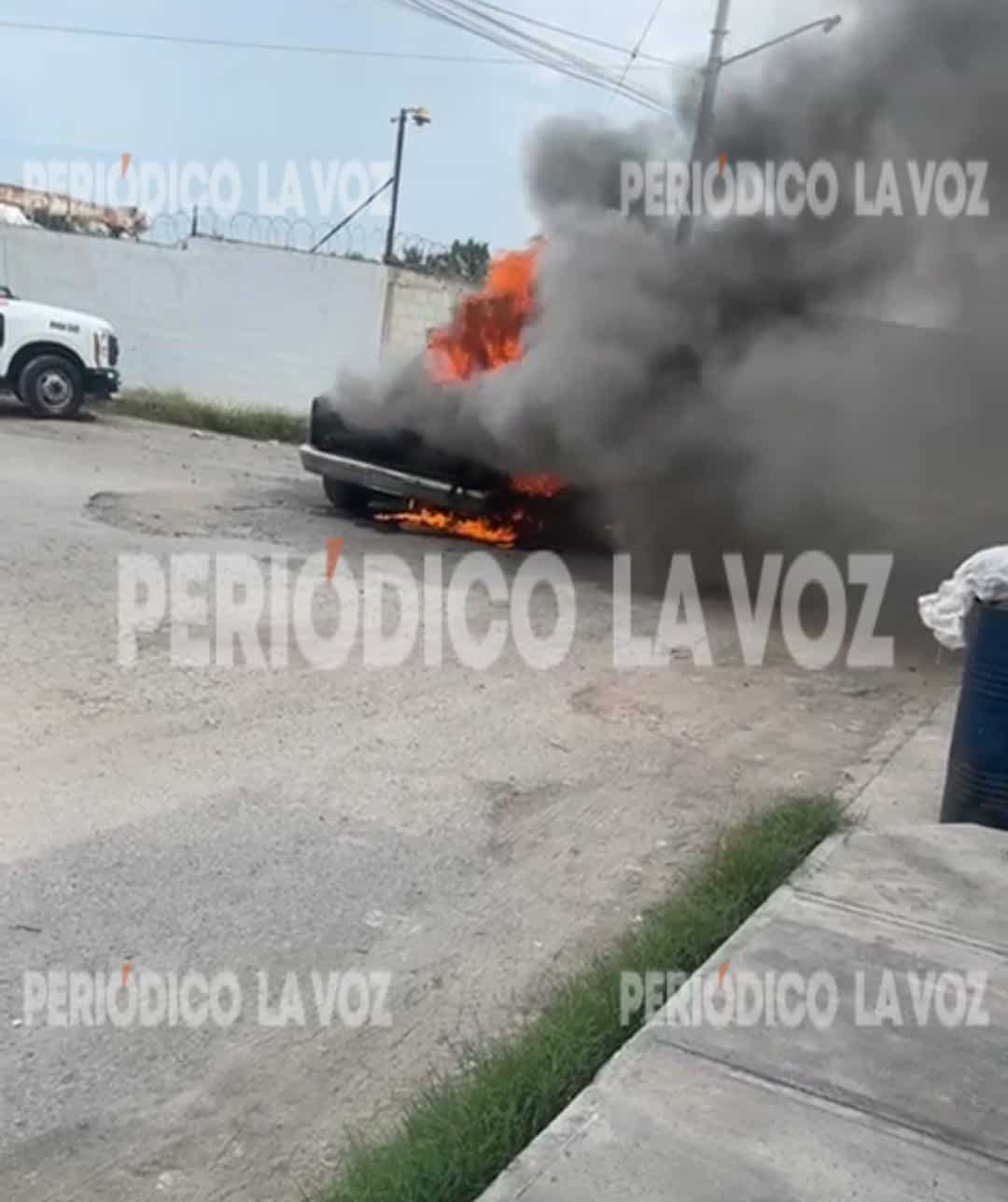 Se quema camioneta en el Fracc. Salinas de Gortari