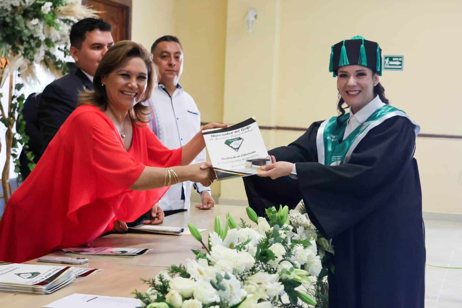 Asiste presidenta Municipal Diana Haro a graduación de doctores en Educación 