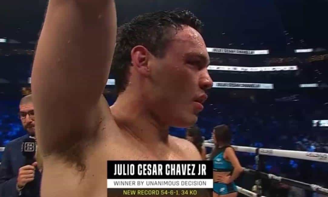 Julio César Chávez Jr derrota a Uriah Hall por decisión unánime
