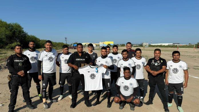 Refuerza AIC proximidad social; entrega uniformes de fútbol