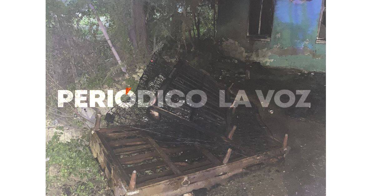 Incendian adictos casa en la Oscar Flores Tapia