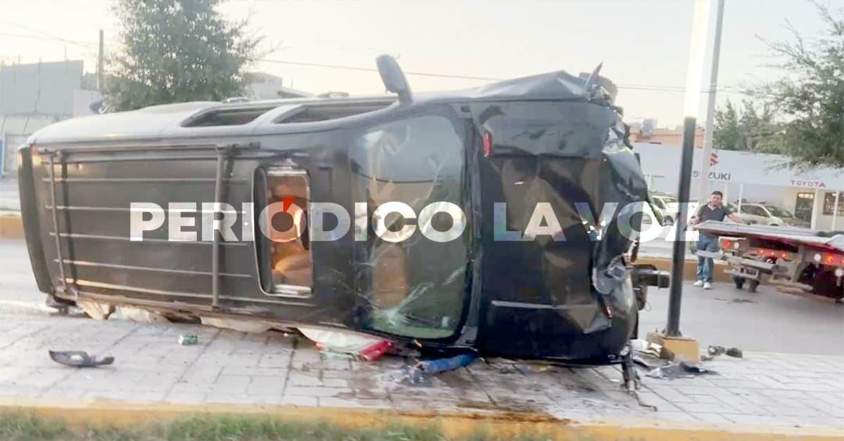 Vuelca en Avenida Acereros y abandona camioneta